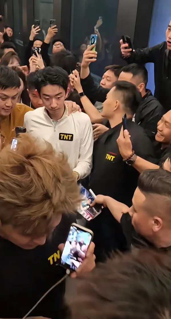 La foule en délire pour accueillir le champion du monde 2026 de snooker Wu Yize