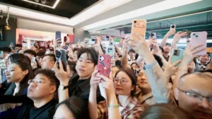 La foule accueille le champion du monde 2026 Wu Yize en Chine