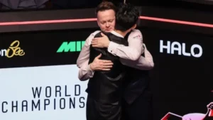 Shaun Murphy félicite chaleureusement Wu Yize à la fin de leur match du championnat du monde 2026