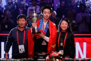 Wu Yize vainqueur World Snooker Championship 2026 avec ses parents