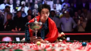 Wu Yize avec le trophée du championnat du monde de snooker 2026