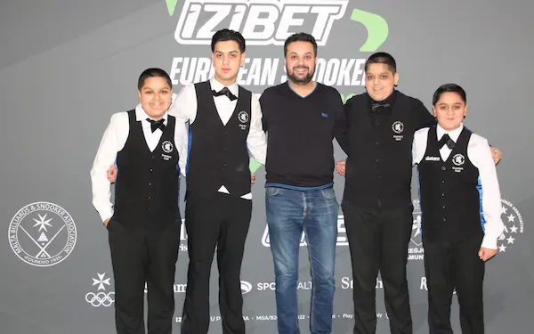 Les quatre frères Iqbal et leur père lors des Championnats d'Europe de snooker